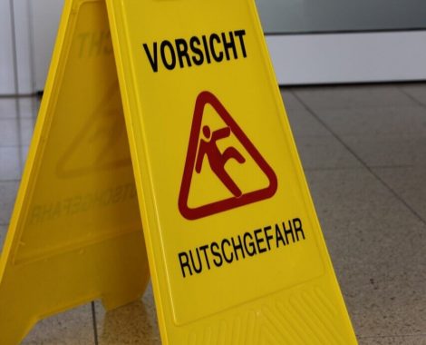 Rutschgefahr Treppenhausreinigung